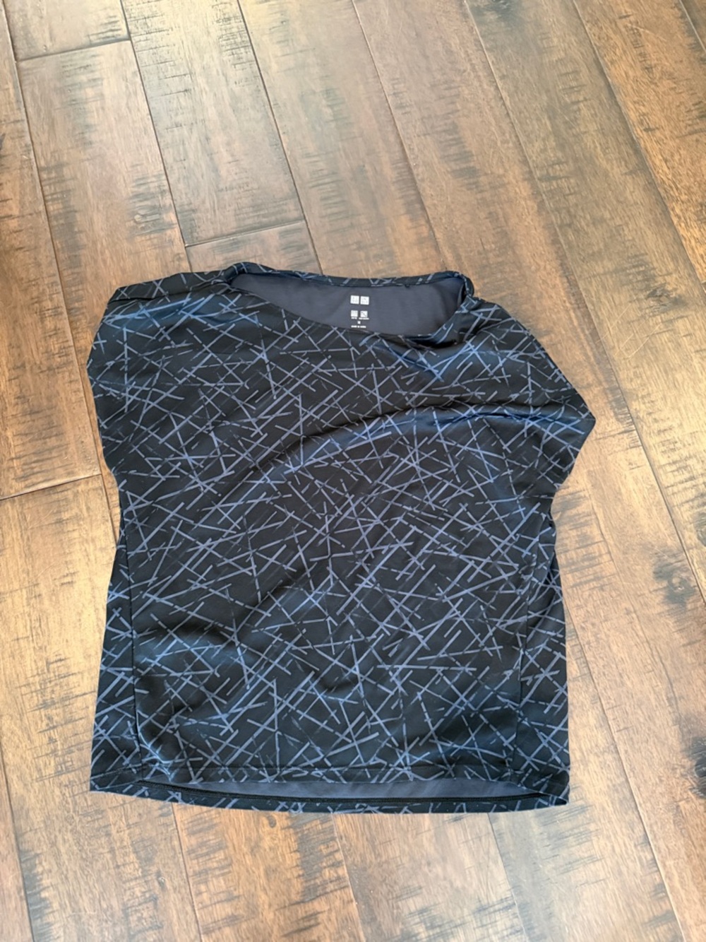 Uniqlo women Black Performance Tee with Gray Accent Pattern